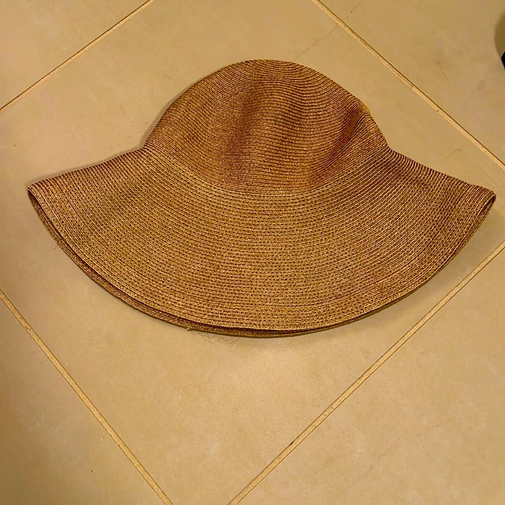 Eric Javits hat in straw color. Good condition, worn. Rollsup to keep its shape.